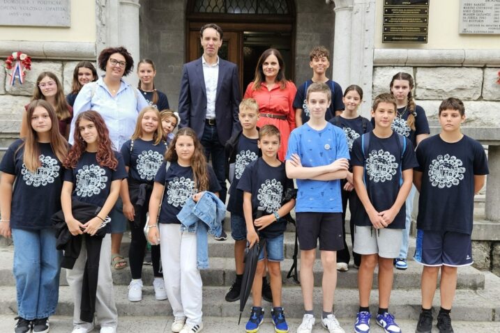 Članovi Dječjeg gradskog vijeća posjetili su Grad Opatiju, a domaćini su im bili Fernando Kirigin i Ines Jerkić / Foto Grad Opatija