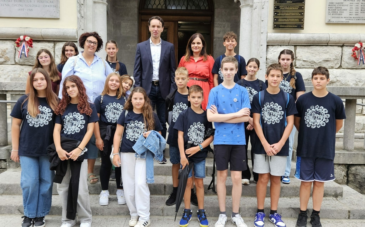 Članovi Dječjeg gradskog vijeća posjetili su Grad Opatiju, a domaćini su im bili Fernando Kirigin i Ines Jerkić / Foto Grad Opatija