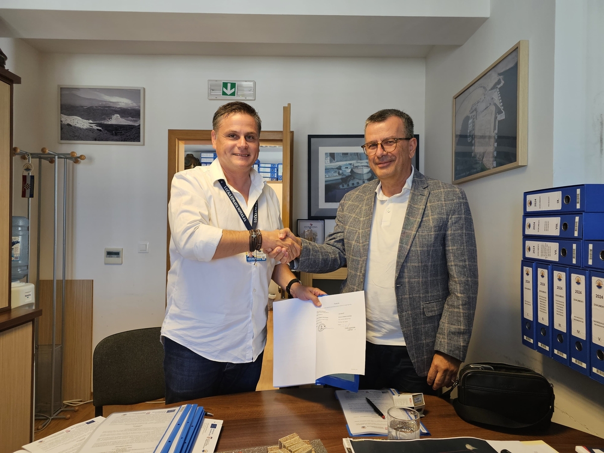 Ravnatelj LU Novalja Tomislav Kustić i predstavnik izvođača radova Texo Molior, Marcel Friedl