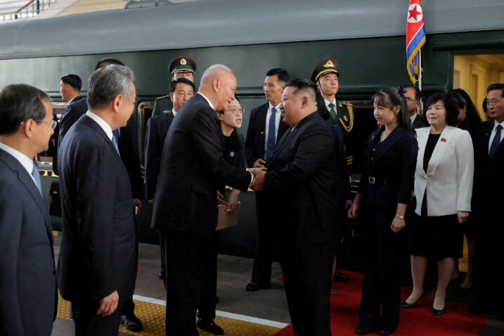 Ju Ae je viđena odmah iza svog oca Kim Jong Una dok su silazili s oklopnog vlaka / REUTERS