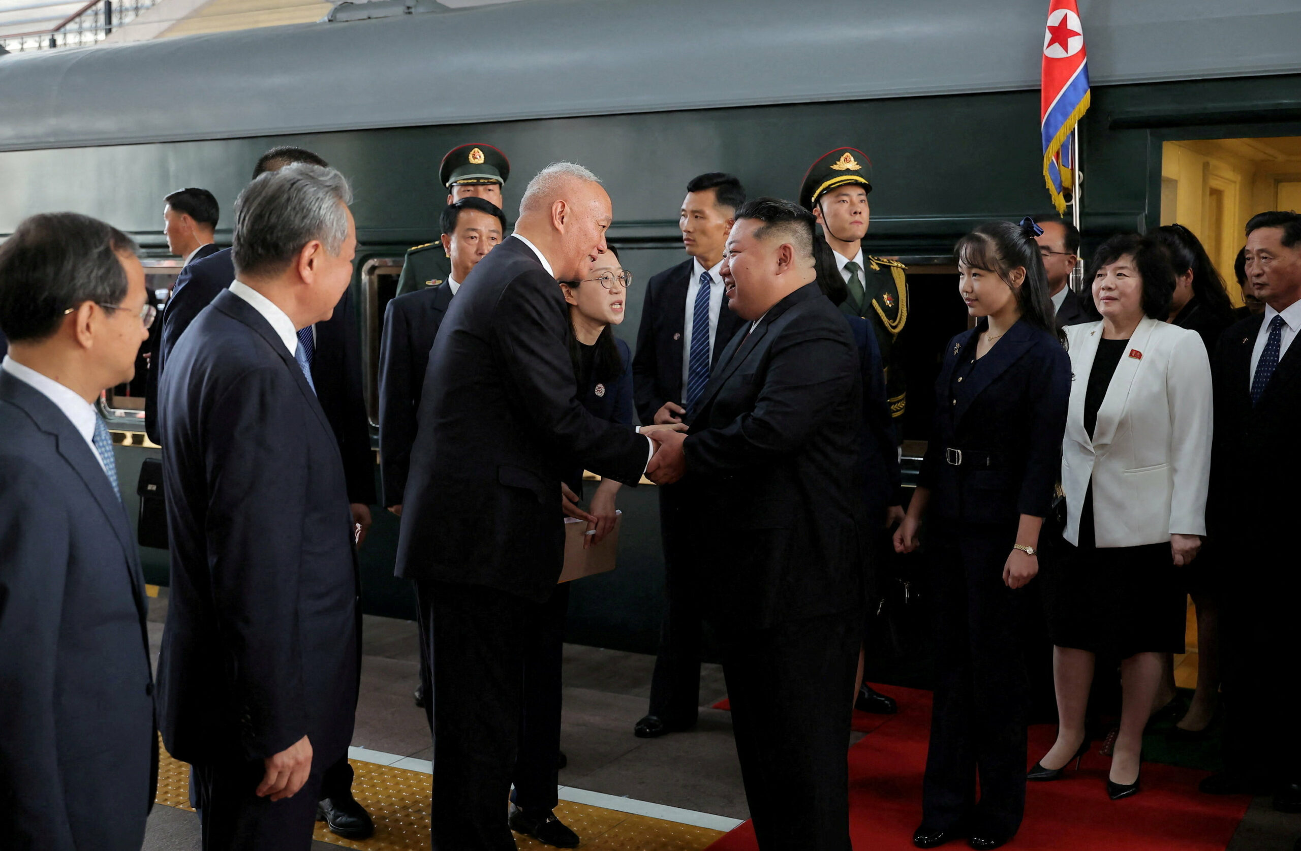 Ju Ae je viđena odmah iza svog oca Kim Jong Una dok su silazili s oklopnog vlaka / REUTERS