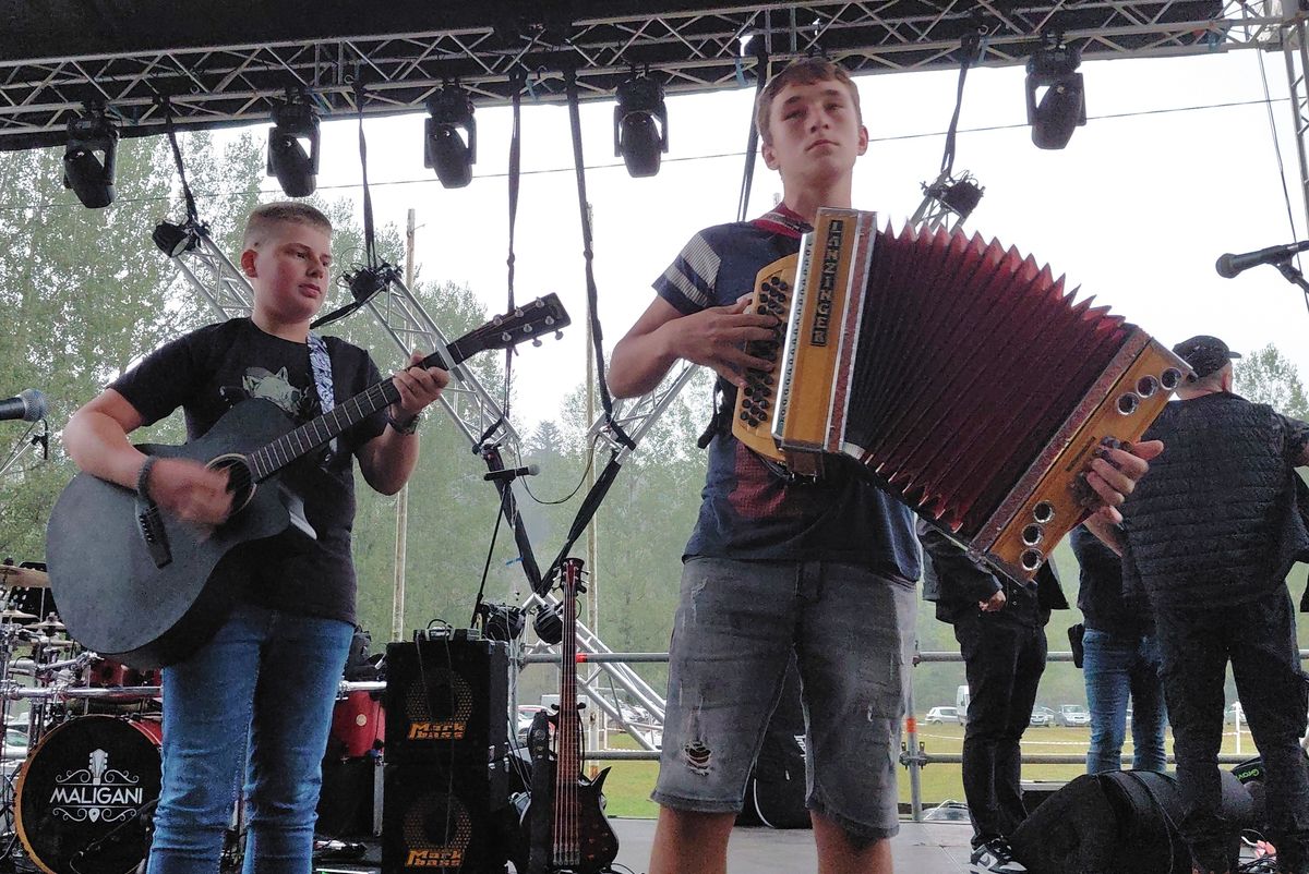 Andi Janeš (gitara) i Dylan Gašparac (harmonika)
