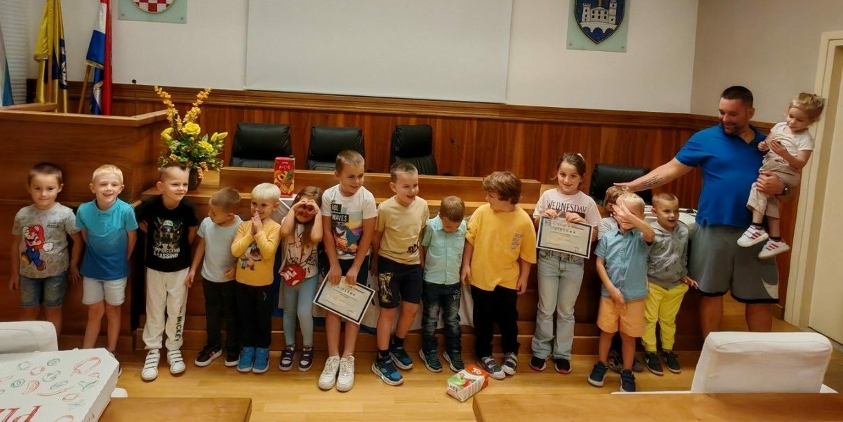 Djeca su primila diplome i članske iskaznice VK-a Crikvenica / Foto VK CRIKVENICA