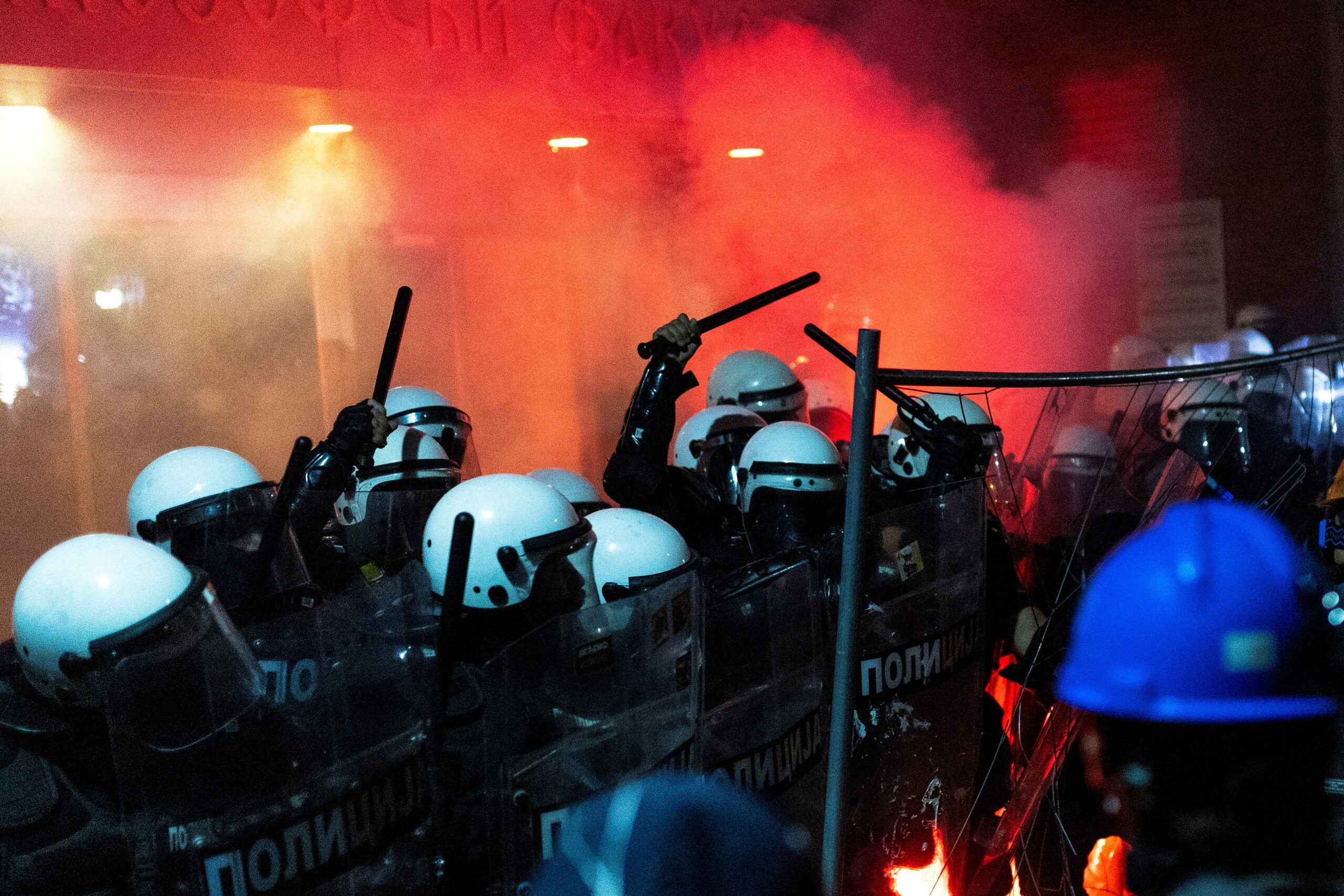 Policijska brutalnost u proturežimskim prosvjedima - snimka iz Novog Sada, u noći 5. rujna / REUTERS/ Đorđe Kojadinović