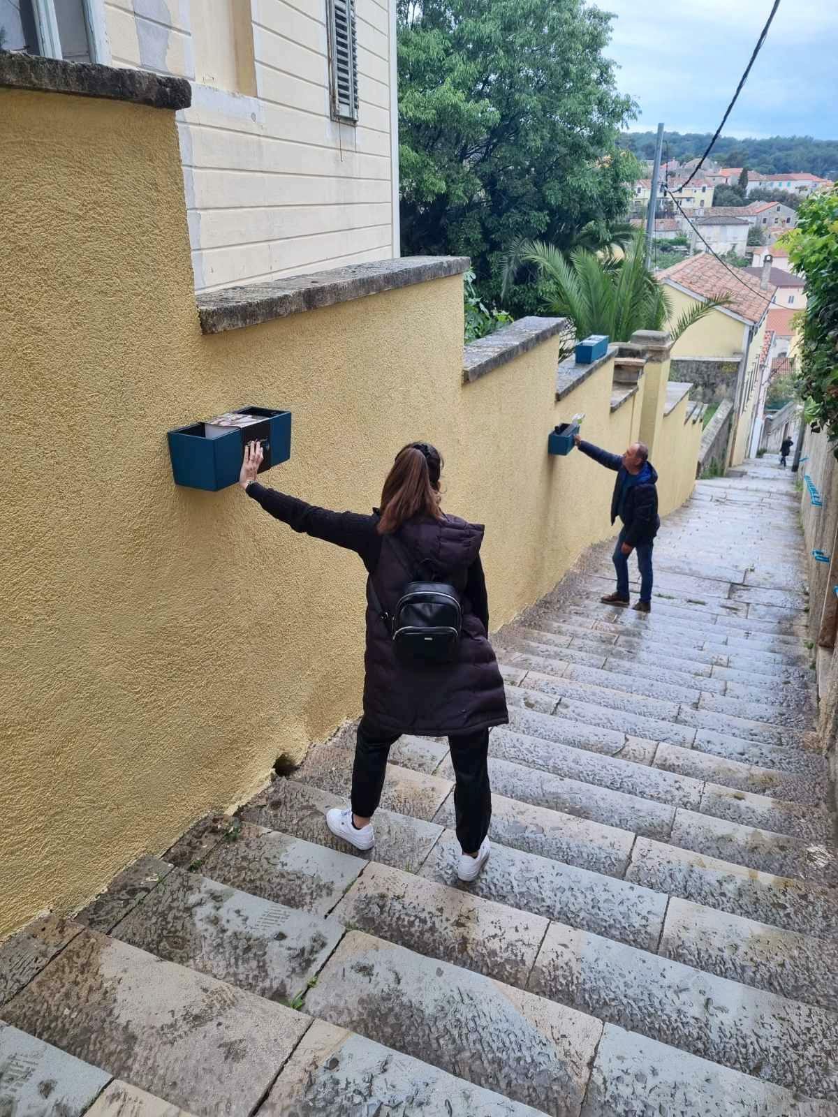 Stavljene su i žardinijere / Foto: TZG Mali Lošinj