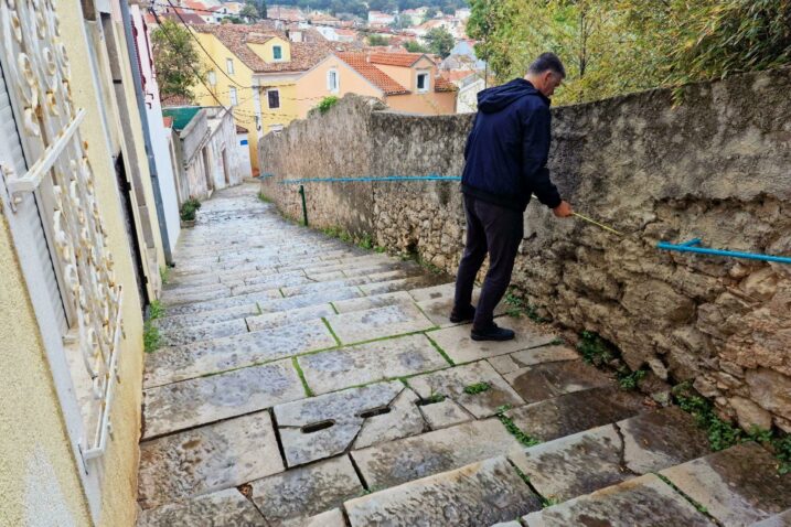 Uređenje rukohvata na Brdini / Foto: TZG Mali Lošinj