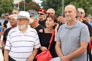 Zastupnik DP-a Ivica Kukavica (desno) na prosvjedu branitelja u Šibeniku protiv festivala FALIŠ / Dusko Jaramaz/PIXSELL
