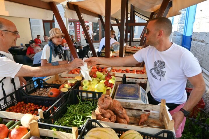Lošinjska mini tržnica smjestila se pored ribarnice / Foto: B. PURIĆ