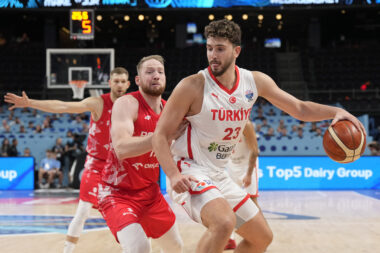 Alperen Šengün (Turska) i Aleksander Dziewa (Poljska)/Foto REUTERS