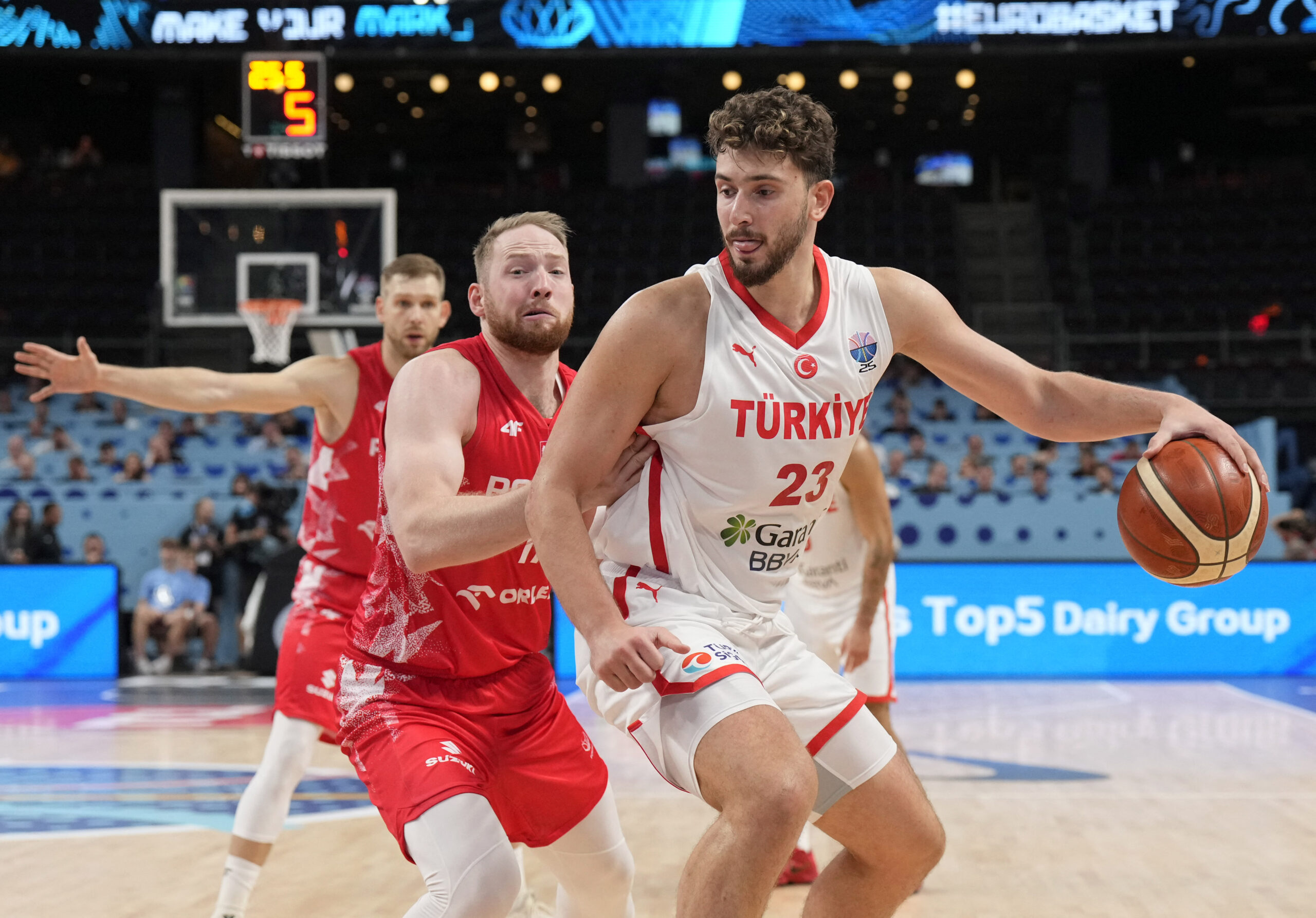 Alperen Šengün (Turska) i Aleksander Dziewa (Poljska)/Foto REUTERS