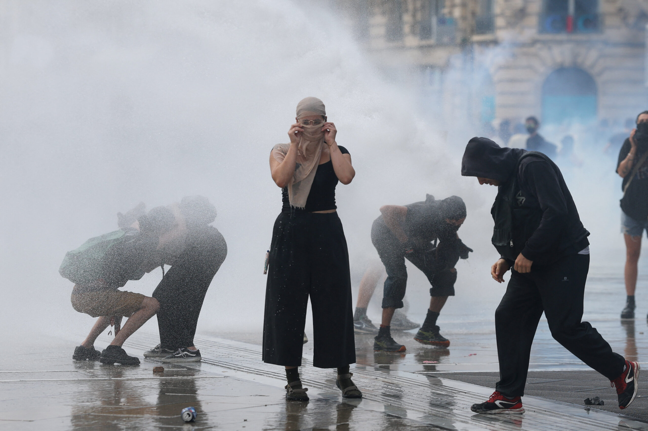Policija vodenim topovima pokušava rastjerati mlade prosvjednike u Montpellieru / REUTERS / Manon Cruz