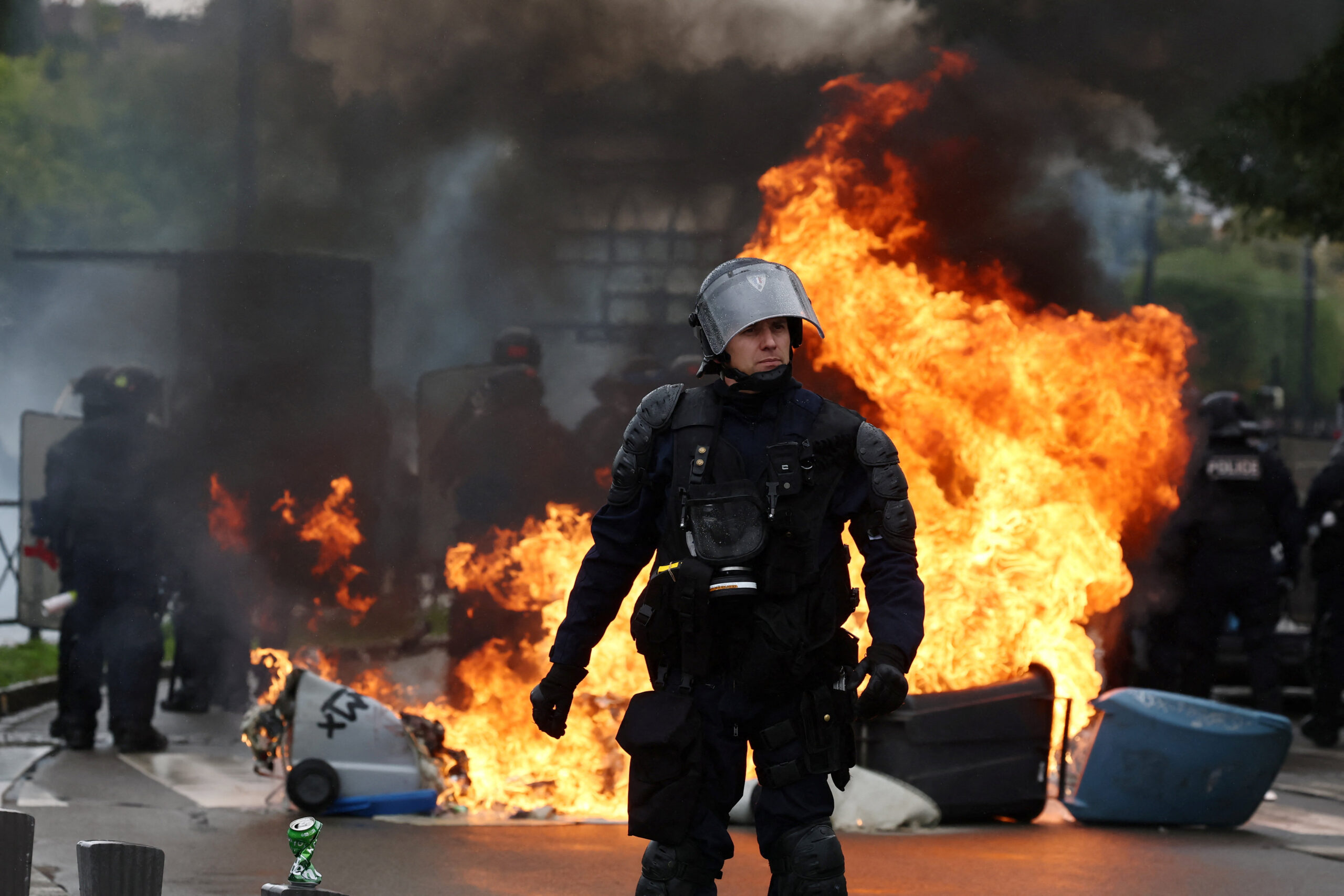 Prosvjed u Nantesu, interventni policajac pored prevrtnutih i zapaljenih kanti / REUTERS / Stephane Mahe