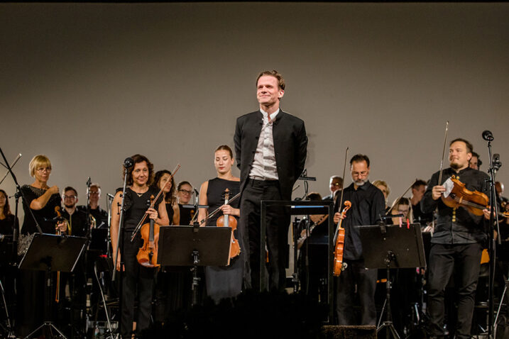 Valentin Egel ispred svog orkestra / Foto Ivo Šubić/POU Rab
