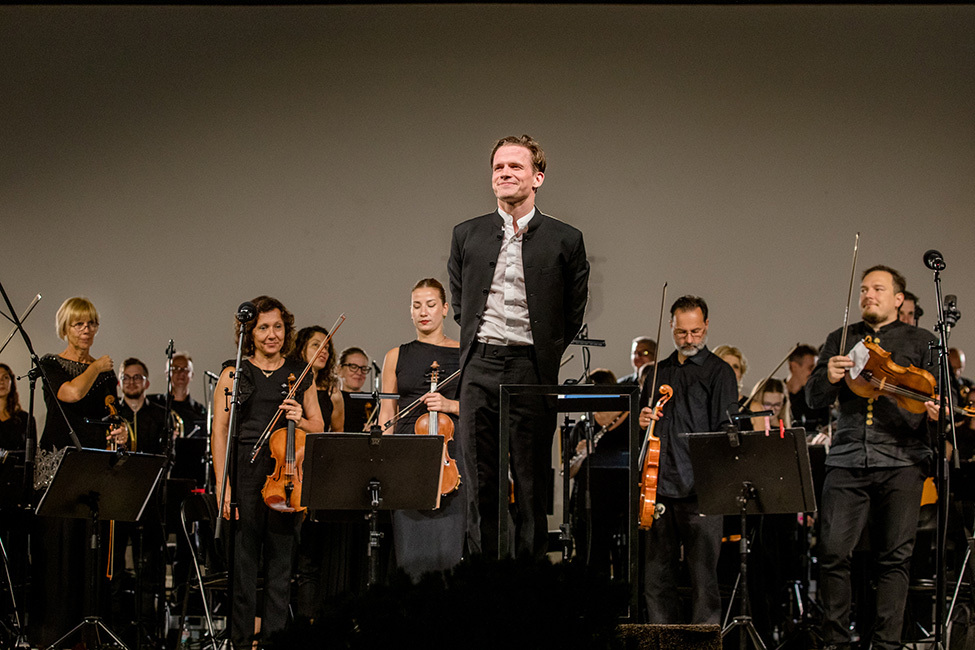 Valentin Egel ispred svog orkestra / Foto Ivo Šubić/POU Rab