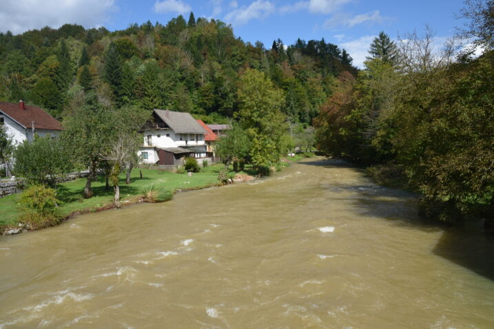 Obično je najteže kad jake kiše padnu u naselju Kuželj. Za sada se Belica, pritoka Kupe, nije izlila / Foto M. KRMPOTIĆ