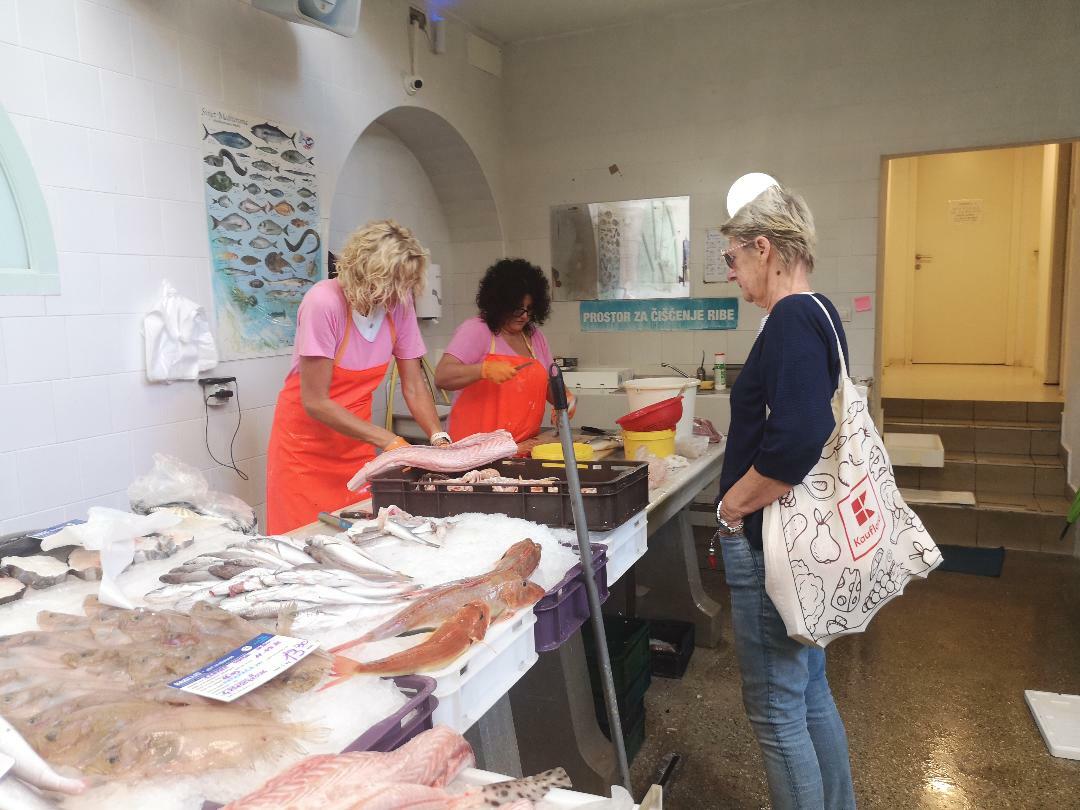 Puno posla za vrijedne prodavačice ribe - Brigita Lipovšek / Foto A. KUĆEL ILIĆ