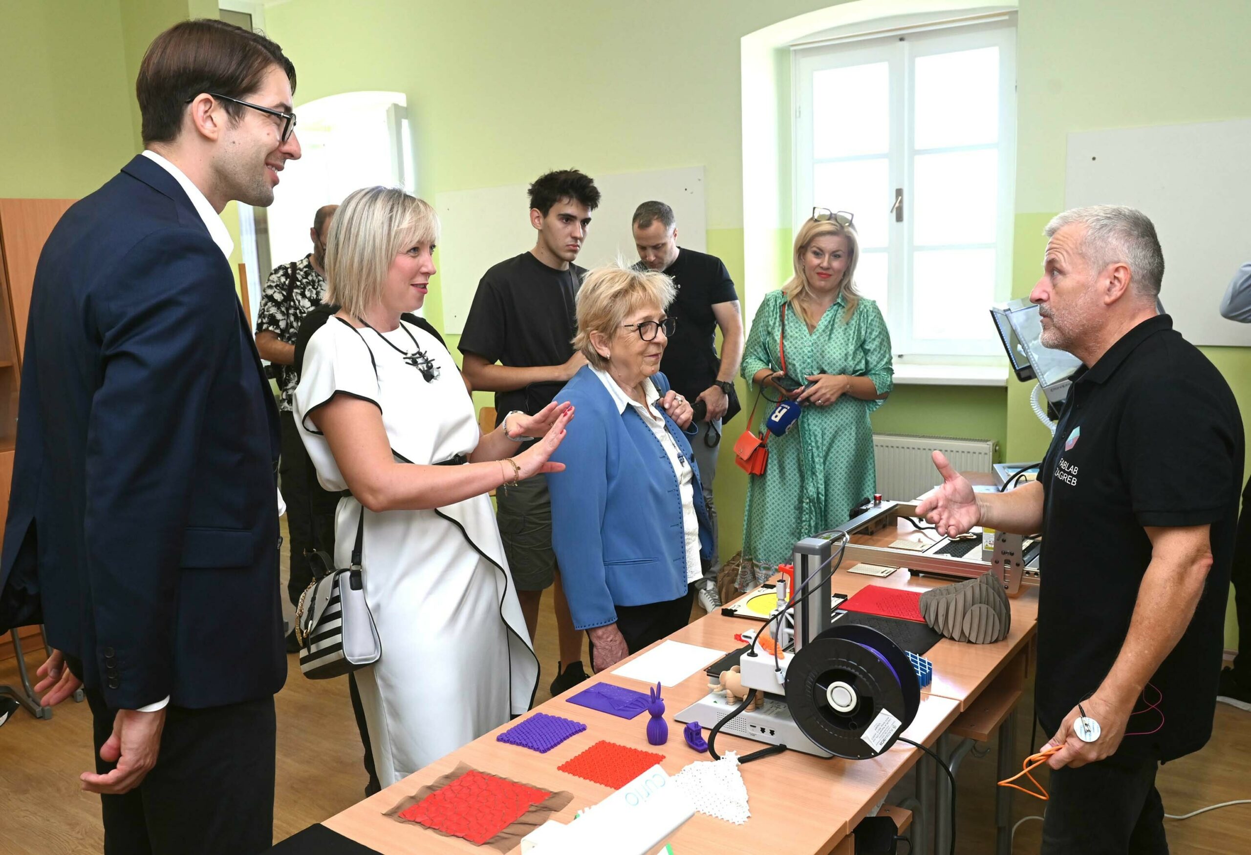 Predsjednik udruge FabLab Roberto Vdovič otkrio je Robertu Matiću i Ivani Cvitan Polić čari STEM-a / Foto: Marko Gracin