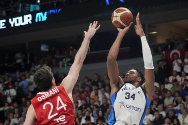Ercan Osmani zaustavlja Giannisa Antetokounmpoa/Foto REUTERS