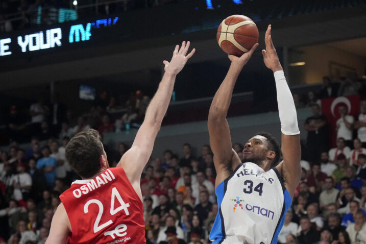 Ercan Osmani zaustavlja Giannisa Antetokounmpoa/Foto REUTERS