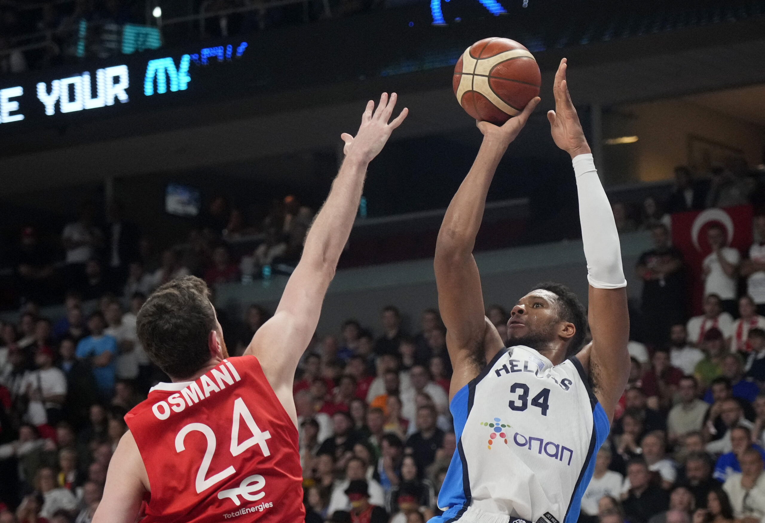 Ercan Osmani zaustavlja Giannisa Antetokounmpoa/Foto REUTERS