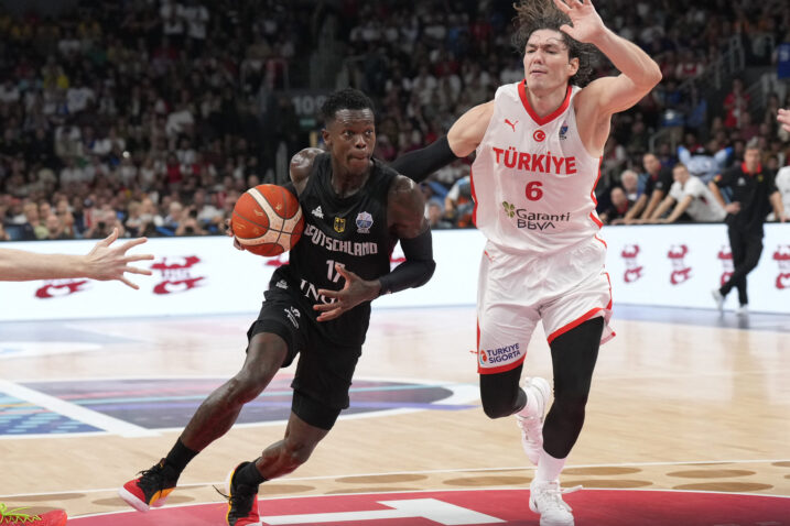 Dennis Schröder (Njemačka) i Cedi Osman (Turska)/Foto REUTERS