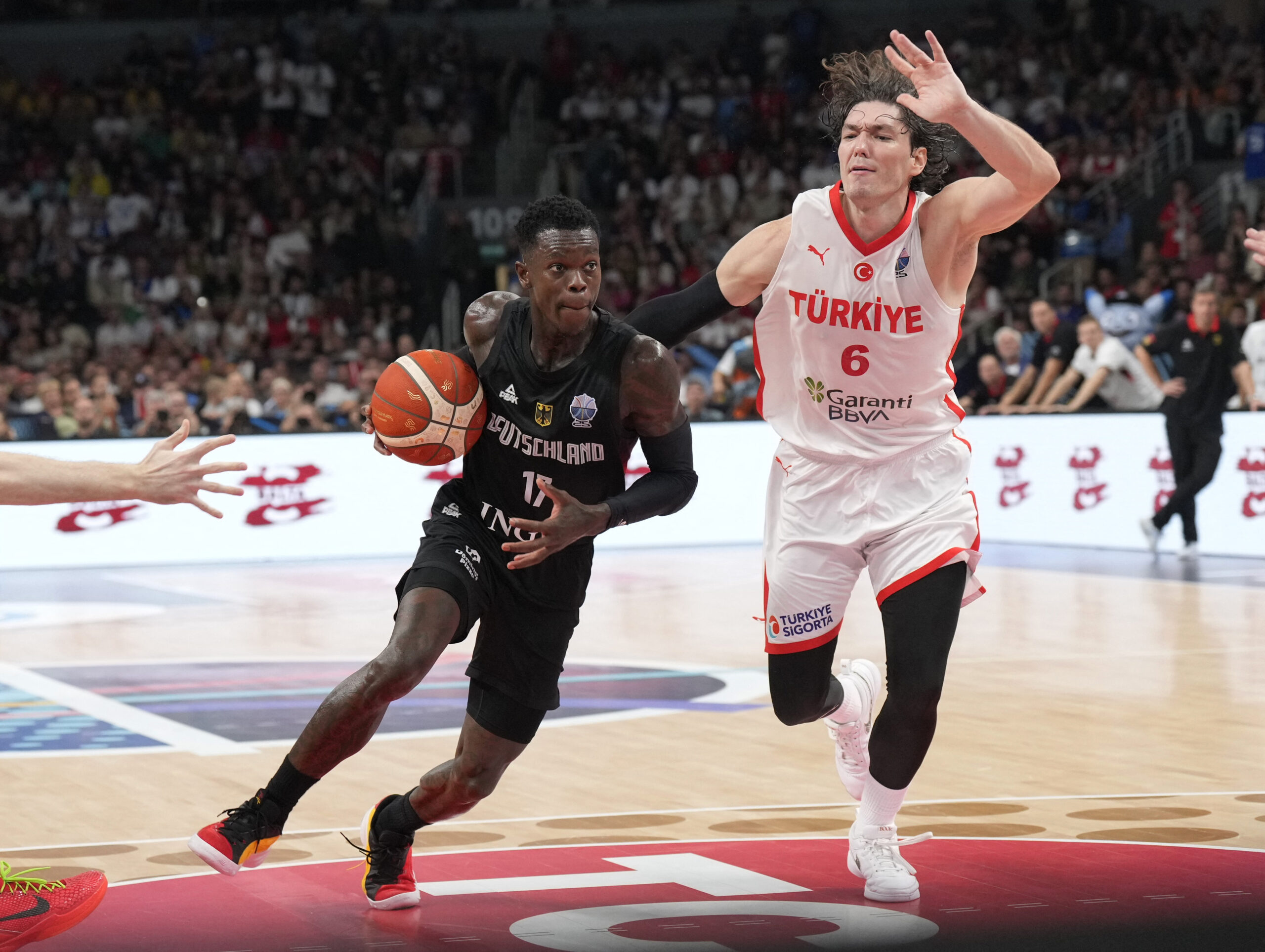 Dennis Schröder (Njemačka) i Cedi Osman (Turska)/Foto REUTERS