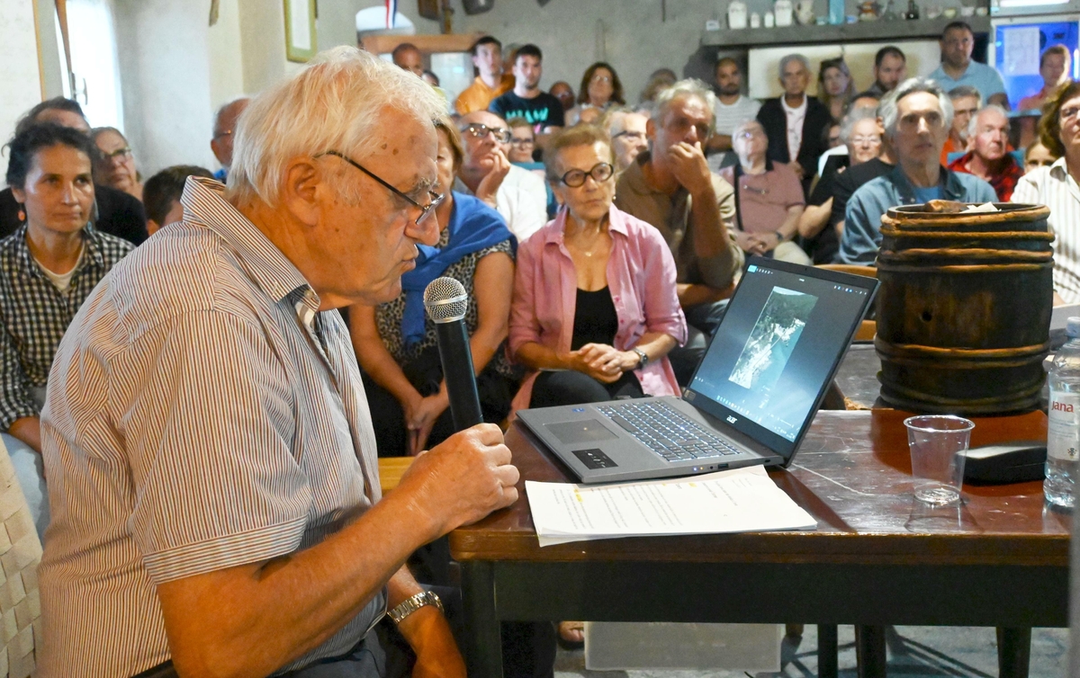 Kap. Ivo Saganić pred publikom u Ustrinama / Foto Bojan Purić