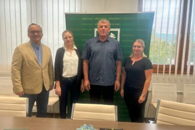 Potpisnici ugovora o kupnji traktora / Foto Grad Vrbovsko