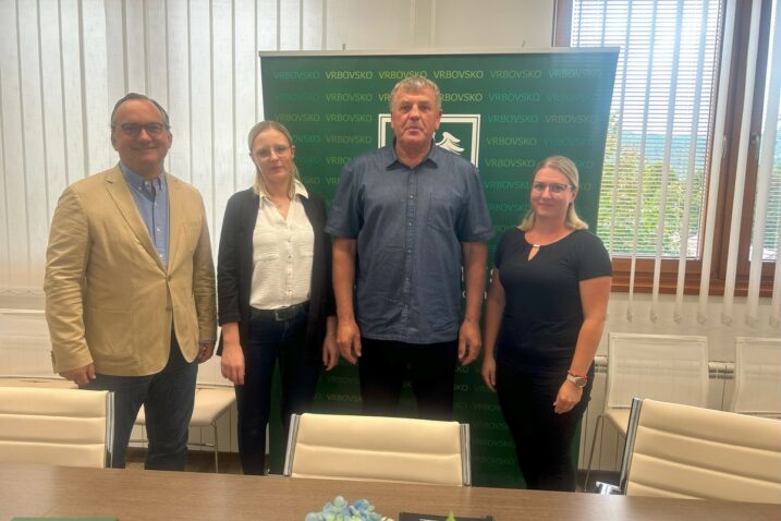 Potpisnici ugovora o kupnji traktora / Foto Grad Vrbovsko