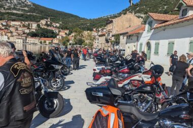 Limeni ljubimci na bakarskoj rivi / Foto : K. LIPOVŠEK