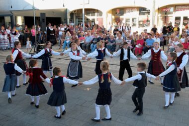 Mladi Zvirovci izveli su grobničke igrice / Foto OPćINA JELENJE