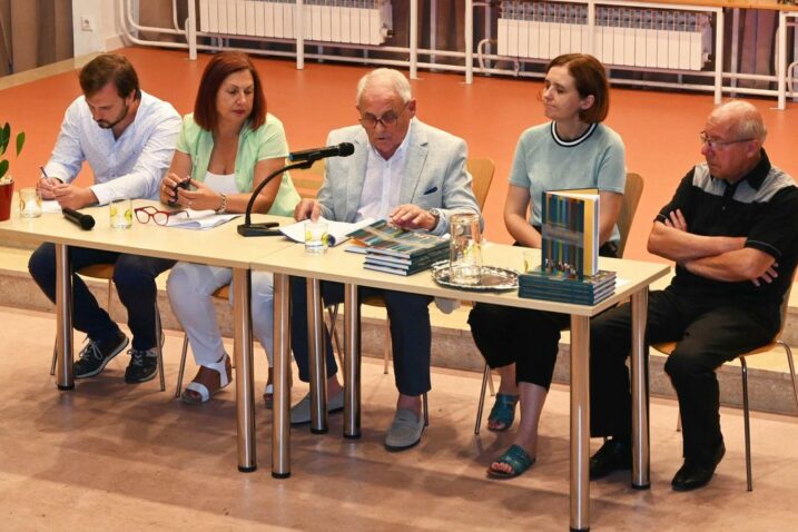 Predstavljanje Zavičajnog kalendara cresko-lošinjskog otočja - Damjan Stanić, Olivela Franko, Julijano Sokolić, Ksenija Čulina i Franjo Velčić / Foto Bojan Purić