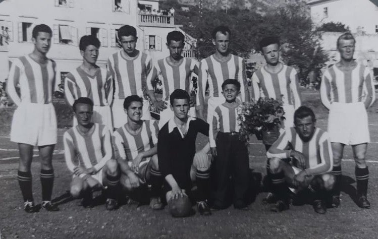 Sudionici prve povijesne utakmice na današnjem igralištu / Foto: NK Nehaj