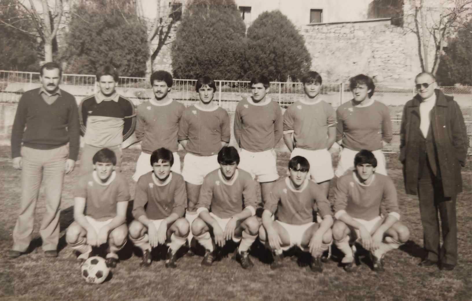 NK Nehaj 1983./84. Gornji red s lijeva: Miralem Hasanbegović (trener), Oton Blažević, Nikola Krmpotić, Kazimir Papić, Aleksandar Atanasić, Željko Tomljanović, Tomislav Boras, dr. Juraj Medved (klupski liječnik) Donji red s lijeva: Josip Vukelić, Igor Medved, Jure Bilen, Tomislav Kuntić, Ivan Rončević / Foto: NK Nehaj