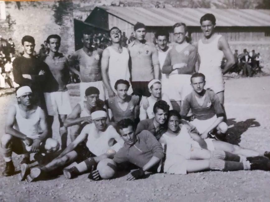 GŠK Senia – Rep. talijanske 2. armije 4:2 na Šteli 1943.Stoje s lijeva: Petar Marković, Jurica Krmpotić, Vladimir Butorac, Canonico, Vladimir Olivieri, Pasqutti, Josip Glavan; srednji red s lijeva: Barolo, Bertolini, Petar Prpić, Trigiani, Oskar Krmpotić / Foto: NK Nehaj