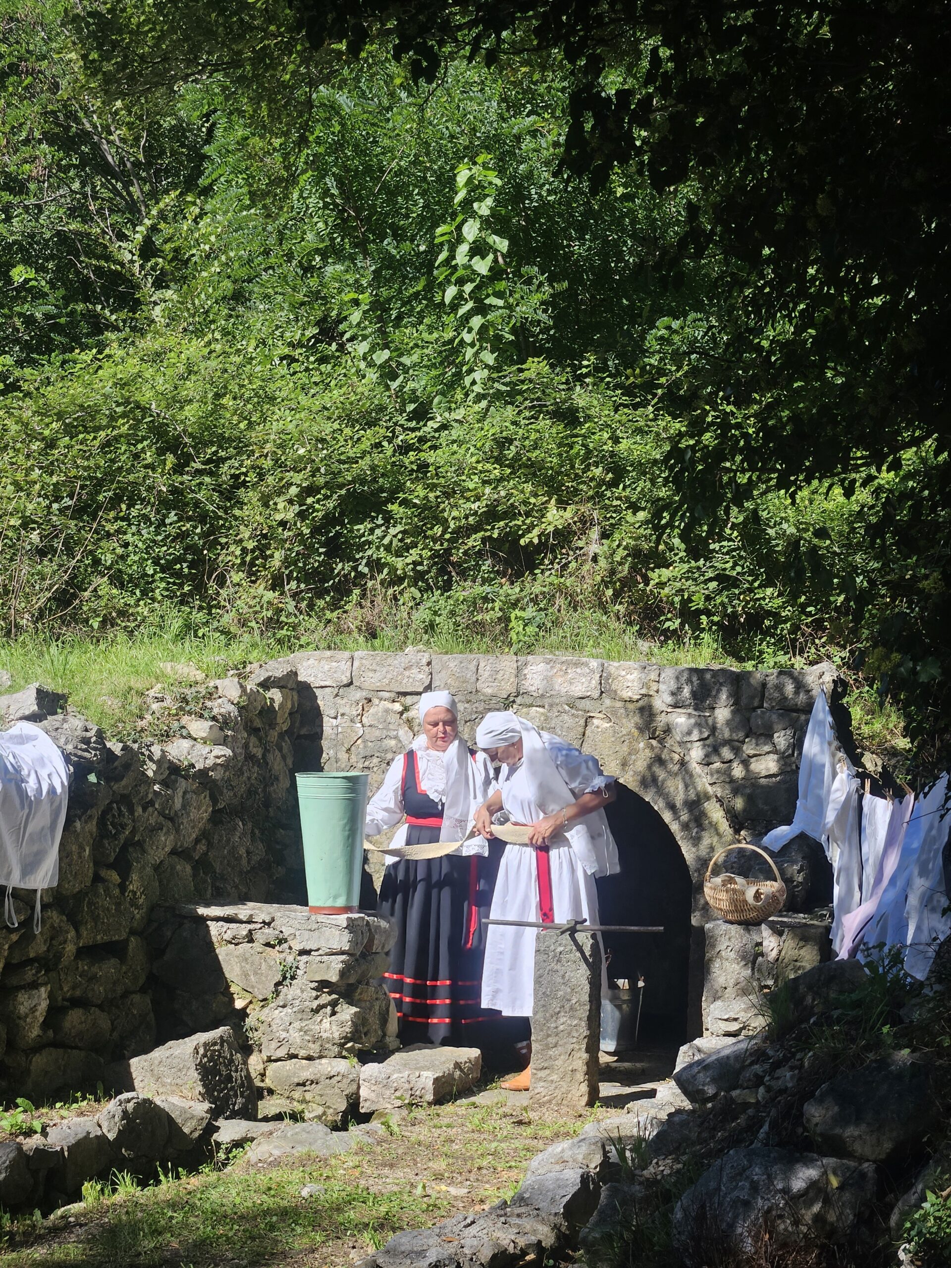 Pranje robe po starinsku / TZ Vinodolske općine