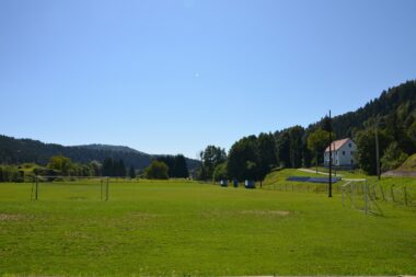 Nad postojećim tribinama igrališta u Moravicama gradit će se nadstrešnica / Foto Marinko Krmpotić