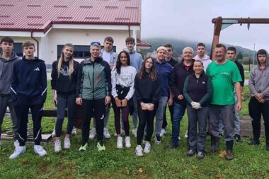 Sudionici akcije sadnje lovor višnje u Dječjem vrtiću Hlojkica u Delnicama / Foto D. VUKELIĆ
