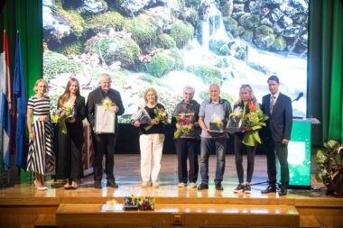 Laureati i čelnici općine - Izabela Nemaz, Stefani Mršić, Mate Uzinić, Margareta Krstić, Milena i Milivoj Ban, Lorena Pilčić (kći Josipa Pilčića) i Robert Marčelja / Foto Nikola BLAGOJEVIĆ