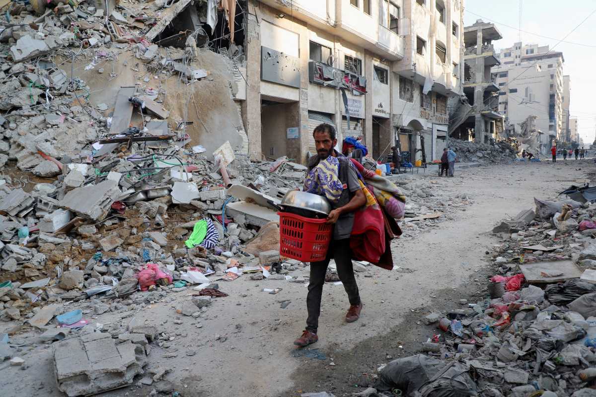 Palestinac nosi svoje stvari razrušenim ulicama grada Gaze dok traje još jedan u nizu napada izraelske vojske REUTERS/Ebrahim Hajjaj 