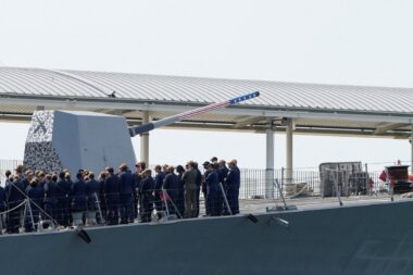 Američki razarač USS Sampson DDG-102, dio eskadre američke mornarice poslane u južne Karibe uz vode Venezuele, snimljen dok prelazi Panamski kanal / Foto REUTERS/Enea Lebrun