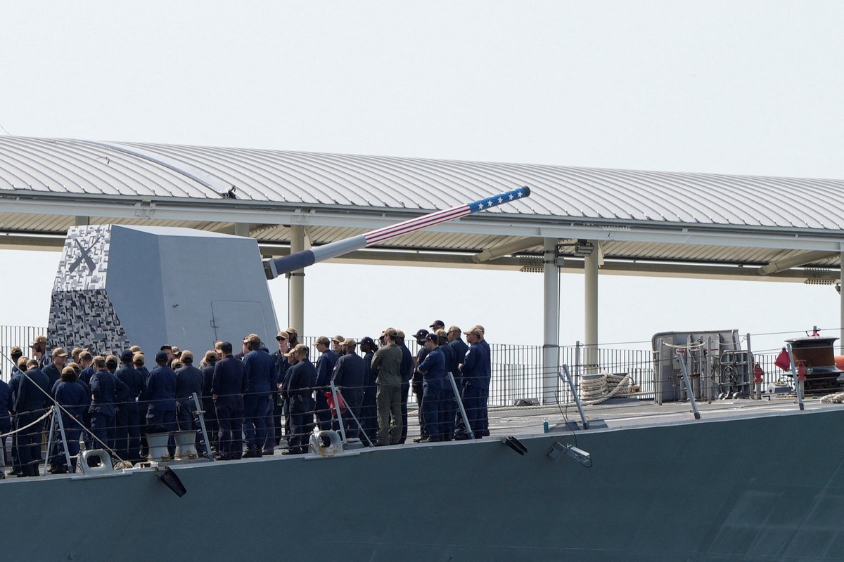 Američki razarač USS Sampson DDG-102, dio eskadre američke mornarice poslane u južne Karibe uz vode Venezuele, snimljen dok prelazi Panamski kanal / Foto REUTERS/Enea Lebrun