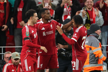 Alexander Isak slavi pogodak u društvu Curtisa Jonesa i Ria Ngumohe/Foto REUTERS