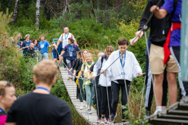 Prava atrakcija hodačima bio je viseći most preko rijeke Novčice – iznenađenje za koje ni mnogi domaći Gospićani nisu znali, a koje je oduševilo sudionike Festivala / Foto Marin SMOLČIĆ