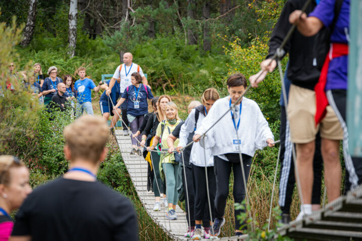 Prava atrakcija hodačima bio je viseći most preko rijeke Novčice – iznenađenje za koje ni mnogi domaći Gospićani nisu znali, a koje je oduševilo sudionike Festivala / Foto Marin SMOLČIĆ