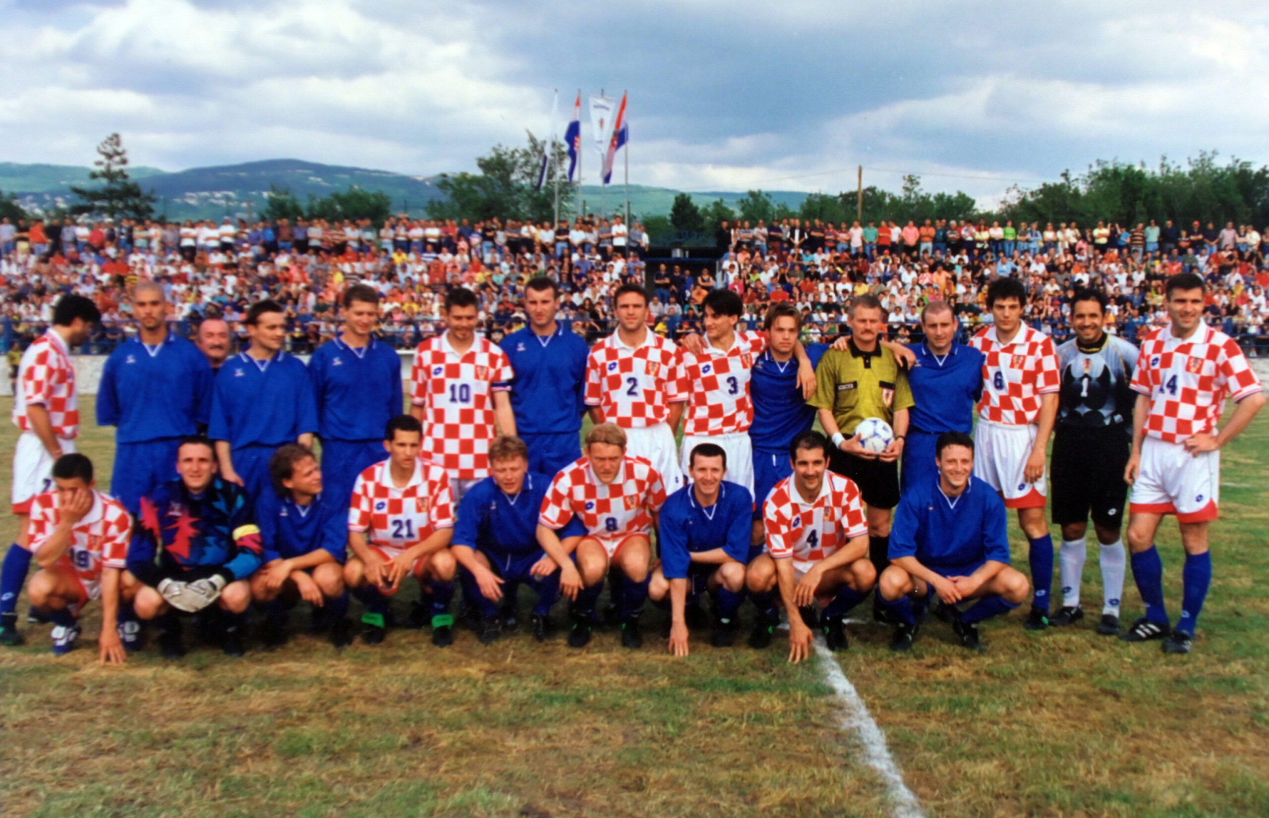GOSTOVANJE U KRALJEVICI UOČI SP-a 1998. - Vatreni su nastupili pred prepunim tribinama/Foto V. KARUZA