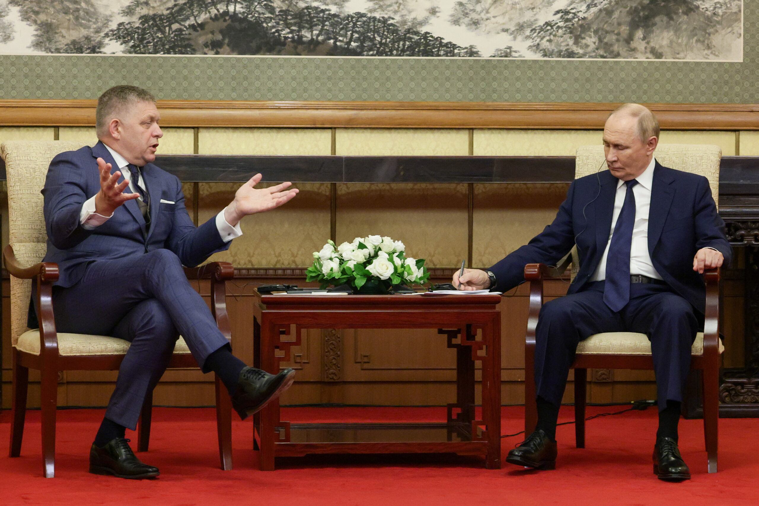 U lošem društvu; Fico u ugodnom časkanju s ruskim predsjednikom Vladimirom Putinom početkom ovog mjeseca u Pekingu / Pixsell / Vladimir Smirnov/TASS/Sipa USA Photo: Tass/SIPA USA