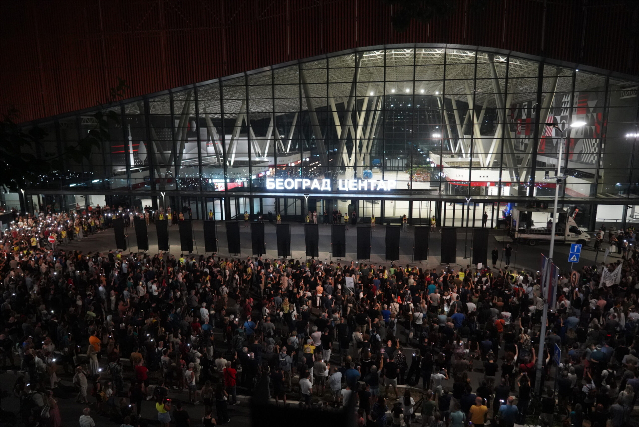 Beograd - Slike dronom s komemorativne šetnje 1. kolovoza od Stare željezničke stanice, do Prokopa kojom je obilježeno devet mjeseci od pada nadstrešnice u Novom Sadu, / Foto: Antonio Ahel/PIXSELL
