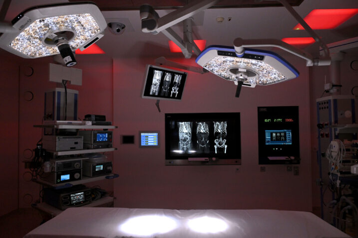 Nova operacijska sala sa suvremenom robotskom tehnologijom / Foto: Marko Lukunić/PIXSELL
