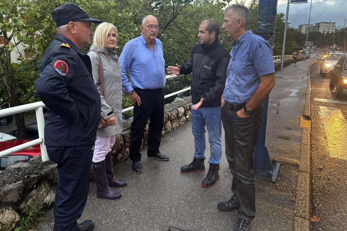 Iva Rinčić i Andrej Marochini sa stručnim službama na terenu tijekom prošlotjednog nevremena u Rijeci / Foto Grad Rijeka